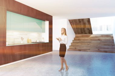 Siyah ve beyaz özgün mutfak iç bir beton zemin, siyah ve mavi mutfak tezgahı ve loft windows. Merdiven. Kadın 3d render alay tonda görüntüsü