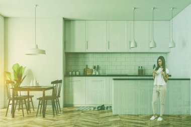 Beyaz duvarları, bir ahşap zemin, beyaz mutfak tezgahı ve dolapları ve sandalye ile bir tablo ile beyaz İskandinav tarzı mutfak iç. Bir kadın. 3D render sahte kadar çift tonlu görüntü pozlaması