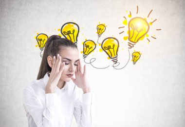 Beyaz bir gömlek giymiş bir at kuyruğu uzun saçlı Genç işkadını vurguladı. O bir baş ağrısı olması ve kapalı gözlerle ayakta. Sarı Işık Ampüller gri bir duvar. Bir fikir kavramı