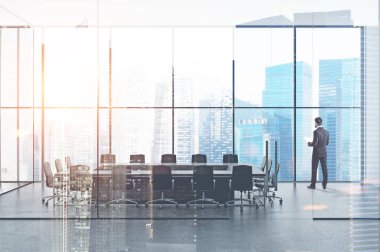 Bir modern panoramik ofis toplantı odası ile gri bir tablo sabah ayakta iş adamı. 3D render sahte kadar çift tonlu görüntü pozlaması