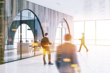 İş adamları beyaz bir zemin, bir modern ofis lobisinde kemerli ışık ahşap duvarları ve panoramik pencereler. 3D render sahte kadar çift tonlu görüntü pozlaması