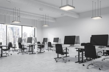 Beyaz duvarlar ve zemin, Bilgisayar masaları ve panoramik pencerelere sahip modern açık alan ofis iç. 3D render alay