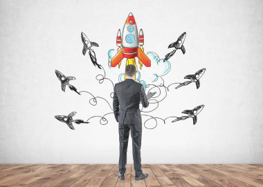 Dikiz gri elbiseli bir klasör tutan genç bir işadamı. O iple çekiyor. Roket kroki kadar bir başlangıç ile bir beton duvar arka plan