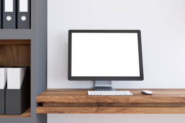 Bilgisayar ekran ayakta beyaz duvarları olan bir oda ve bir kitaplık bir ahşap tablo sahte. 3D render alay