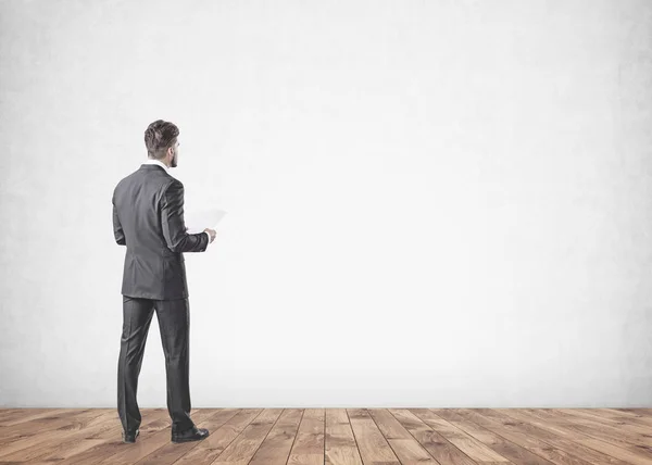 Joven Hombre Negocios Con Barba Vestida Con Traje Gris Está — Foto de Stock