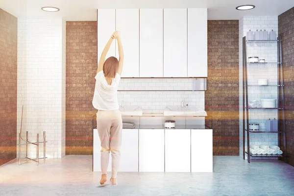 Çift lavabo ayakta beyaz ve tuğla banyoda beyaz mutfak tezgahı üzerinde iç. Rafları köşesinde. Bir kadın 3d render alay tonda görüntüsü