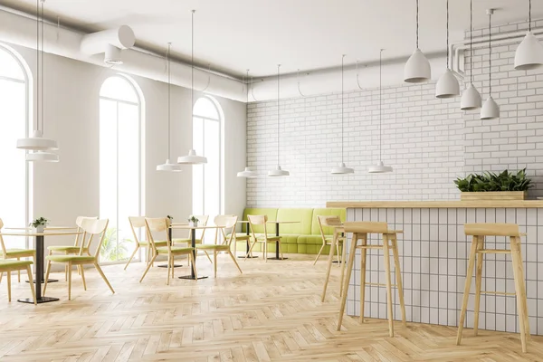 Beyaz tuğla duvarlar, ahşap zemin, kemerli pencereler ve ahşap masa sandalye ve yeşil kanepe ile sanayi tarzı kafe köşesinde. Bir bar. 3D render alay