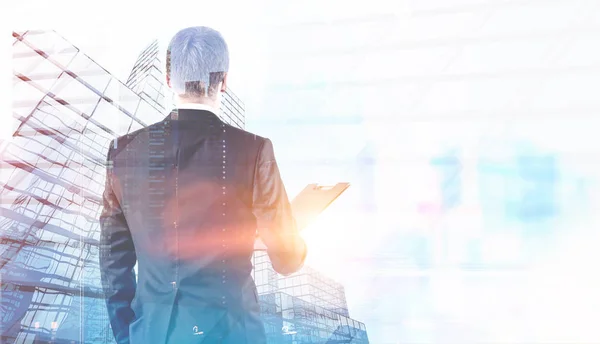 Vista Trasera Joven Hombre Negocios Con Traje Gris Sosteniendo Una — Foto de Stock