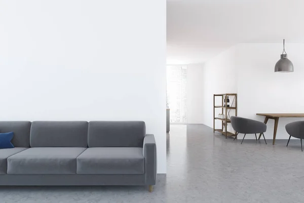 Weißes Wohnzimmer Mit Grauem Boden Und Einer Langen Bequemen Couch — Stockfoto