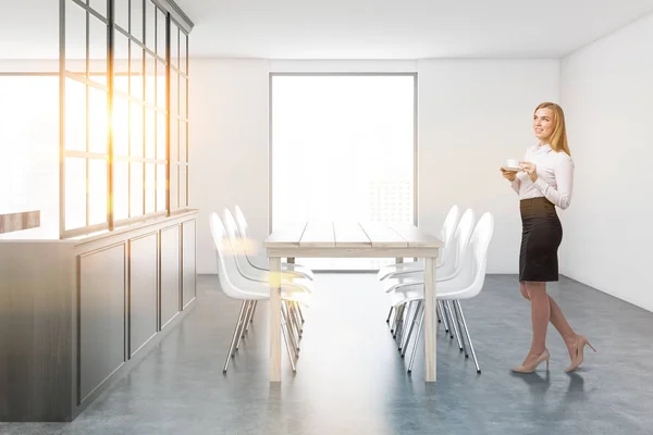 Mulher Negócios Loira Interior Sala Jantar Branco Cinza Com Piso — Fotografia de Stock