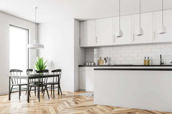 斯堪的纳维亚风格的厨房角落里有白色的墙壁 一层木地板 白色的台面和橱柜 还有一张带黑色椅子的桌子 渲染模拟 — 图库照片