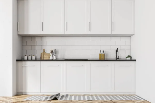 Weiße Minimalistische Kücheneinrichtung Mit Weißen Wänden Einem Holzboden Weißen Arbeitsplatten — Stockfoto