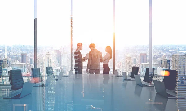 Üzletemberek Üzletasszony Beszél Modern Panoráma Office Tárgyaló Szürke Táblával Rendering — Stock Fotó