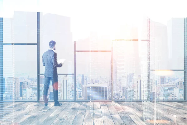 Geschäftsmann Steht Einem Modernen Büro Mit Panoramablick Leerer Raum Mit — Stockfoto