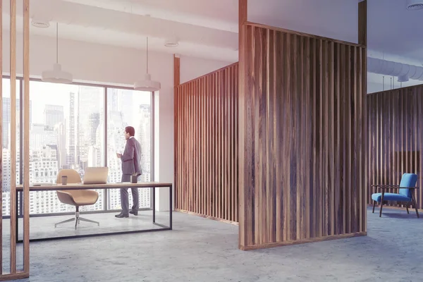 İç bir Yöneticisi s ofis ahşap duvarlar, panoramik pencerelere, bir masa ve sarı bir sandalye. Bir iş adamı Vitrinlere bakıyor. 3D render alay