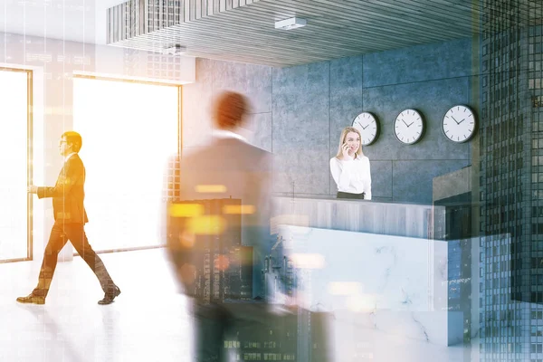 Resepsiyon masası ayakta beyaz bir zemin, gri duvarlar ile modern ofis lobisinde saatli onları ve panoramik windows üzerinde. İnsanlar 3d render tonlu görüntü çift pozlama bulanık kadar sahte