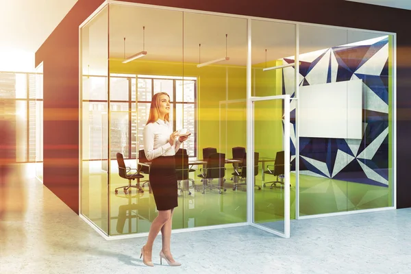 Bir toplantı odası ile modern bir panoramik ofiste ayakta işkadını. 3D render sahte tonlu görüntü bulanık