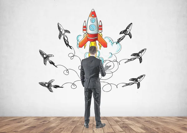 Dikiz gri elbiseli bir klasör tutan genç bir işadamı. O iple çekiyor. Roket kroki kadar bir başlangıç ile bir beton duvar arka plan