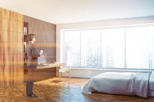 商人在一个全景窗口白色 灰色和木制卧室内部与木地板 一张双人床和一个家庭办公室 室内设计理念 渲染模拟色调图像 — 图库照片