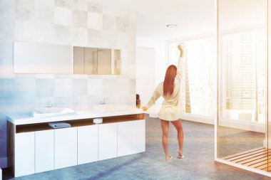 Kadın bir beton zemin, bir çift kişilik gemi lavabo ve yukarıda asılı uzun dar bir ayna ile bir beyaz çini lüks banyo köşede. 3D render tonlu görüntü