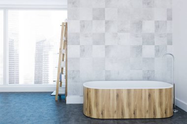 Beyaz çini lüks banyo iç bir beton zemin, ahşap küvet ve çatı penceresi yakınındaki havlu rafları. 3D render alay