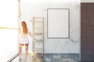 Bir banyo iç ile beyaz mermer duvarlar, kadında çatı windows, bir gri mermer zemin, raf havlu ile ve bir dikey poster çerçevesi duvarda. 3D render sahte tonlu görüntü