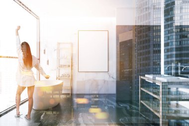 Kadın siyah bir mermer zemin, beyaz bir küvet, bir çift kişilik gemi lavabo ve dikey çerçeve poster sahte bir loft beyaz mermer lüks banyo iç. 3D render resim çift pozlama tonda