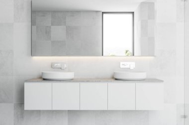 Bir beyaz tahta duvarına bitişik bir beyaz tezgah üzerinde duran beyaz çift lavabo. Uzun yatay ayna üstünde asılı. 3D render alay