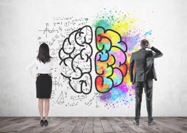 Uzun siyah saçları ve gri bir takım başını tırmalamak ve renkli beyin kroki ile bir beton duvara bakarak bir işadamı ile bir iş kadını arkadan görünüş