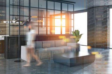 Siyah ve beyaz salon köşe bir gri zemin ve duvara yakın duran uzun rahat bir kanepede. Yürüyen kadın. Çift tonlu görüntü pozlaması kadar 3D render sahte burred