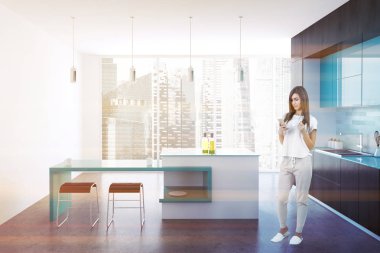 Siyah ve beyaz özgün mutfak iç bir beton zemin, siyah ve mavi mutfak tezgahı ve panoramik pencereler ile. Bar. 3D render sahte tonlu görüntü