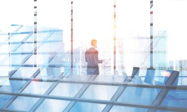 Bir modern panoramik ofis toplantı odası ile gri bir tablo sabah ayakta iş adamı. A yakın çekim. 3D render sahte kadar çift tonlu görüntü pozlaması