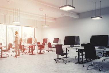 Beyaz duvarlar ve zemin, Bilgisayar masaları ve panoramik pencerelere sahip modern açık alan ofis iç ayakta iş adamı. 3D render sahte tonlu görüntü