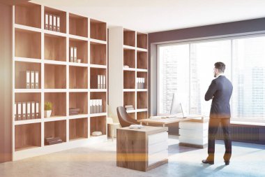 Bir şık Yöneticisi office iç panoramik pencerelere, beton zemin, büyük bir tablo ve kütüphaneler ile iş adamı. 3D render sahte tonlu görüntü