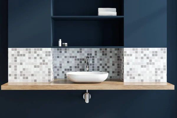 Bir Mozaik Koyu Mavi Banyo Ahşap Tezgah Ile Ayakta Beyaz — Stok fotoğraf