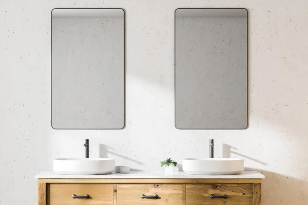 Weißes Doppelbecken Modernen Badezimmerinnenraum Mit Holzarbeitsplatte Und Zwei Vertikalen Spiegeln — Stockfoto