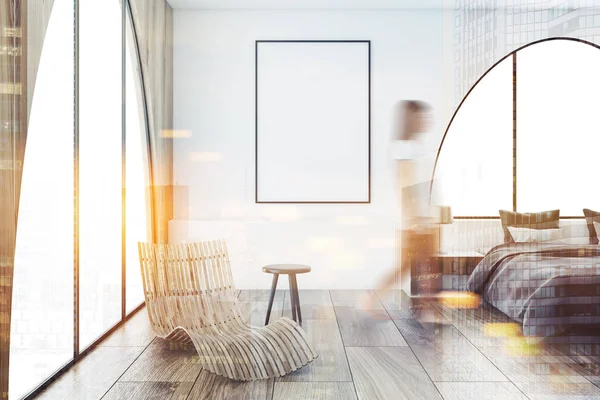 Beyaz duvarları, gri bir karyola ve kemerli pencere duran bir şezlong yatak kadında. Dikey poster çerçevesi. 3D render sahte tonlu görüntü çift pozlama kadar bulanık