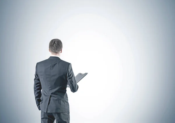 Vista Trasera Joven Hombre Negocios Con Traje Gris Sosteniendo Una — Foto de Stock