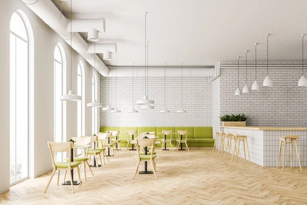 Sanayi tarzı kafe iç beyaz tuğla duvarlar, ahşap zemin, kemerli pencereler ve ahşap masa sandalye ve yeşil kanepe ile. Bir bar köşesinde. 3D render alay