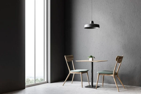 Ξύλινες Καρέκλες Και Τραπέζι Στέκεται Έναν Γκρίζο Τοίχο Δωμάτιο Ένα — Φωτογραφία Αρχείου
