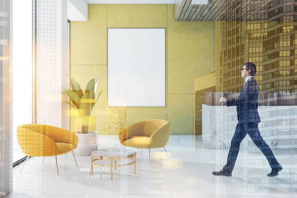 商人在一个黄色的墙壁办公室等候室内部与大理石地板 招待会 咖啡桌与黄色扶手椅和垂直的海报 渲染模拟色调图像双曝光 — 图库照片