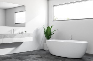 Beyaz duvarları, kiremitli bir siyah zemin, beyaz bir küvet ve bir lavabo ile lüks banyo köşesi. Dar yatay pencere. İskandinav tarzı. 3D render