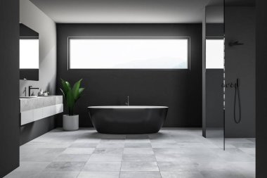 Lüks banyo iç Gri duvarlar, kiremitli bir zemin, siyah bir küvet, duş ve bir çift lavabo ile. Dar yatay pencere. İskandinav tarzı. 3D render
