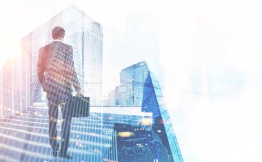 Dikiz bavulla Afrikalı-Amerikalı bir iş adamı. Cityscape ve gökdelenler. Tonlu görüntü pozlama sahte katlayın