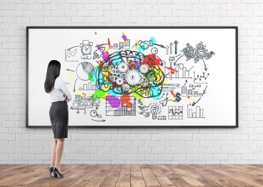 Yüksek topuklu bir beyaz tahta renkli beyin kroki ve önünde onu dişliler bakarak bir etek ve gömlek giyen genç beyaz işkadını. İş ikonları/simgeleri