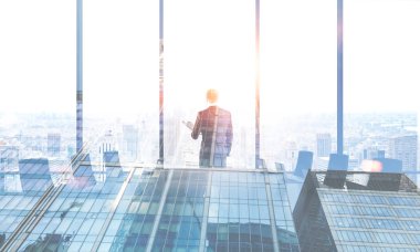 Modern bir ofis toplantı salonu bir panoramik Vitrinlere bakıyor bir genç işadamı görünümünü arka. Gökdelen ön planda. 3D render sahte kadar çift tonlu görüntü pozlaması