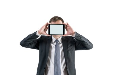 Tanınmayan bir genç beyaz işadamı portresi ile boş bir tablet ile kopya alanı yüzünü önünde tutan sarı saçlar kırpılmış. Beyaz sahte kadar izole