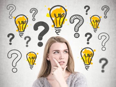 Baş ve omuzlar gri gözleri ve mesafe içine bakarak ve düşünme sarı saçlı olan muhteşem bir kadın portresi. Soru işaretleri ve ampulleri beton duvara çizilen