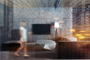 Beton çatı katında salon iç gri bir zemin, bir koyu gri kanepe ve bir sehpa ile birlikte. Duvardaki televizyon. Bir kadın. 3D render sahte tonlu görüntü çift pozlama kadar bulanık