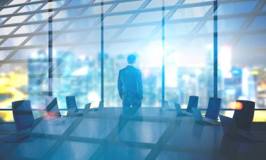 Gri bir tablo ile modern panoramik ofis toplantı odası geceleri ayakta iş adamı. 3D render sahte kadar çift tonlu görüntü pozlaması